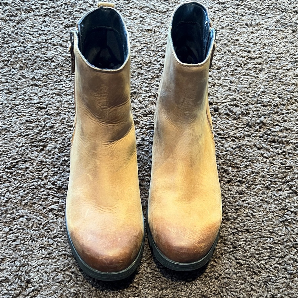 Sorel Black Leather Boot Interior with Gold Zipper Detail